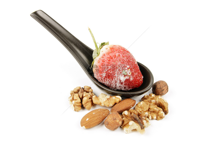 冰冻在勺子上的草莓黑色热带食物坚果红色白色甜点水果饮食小吃图片