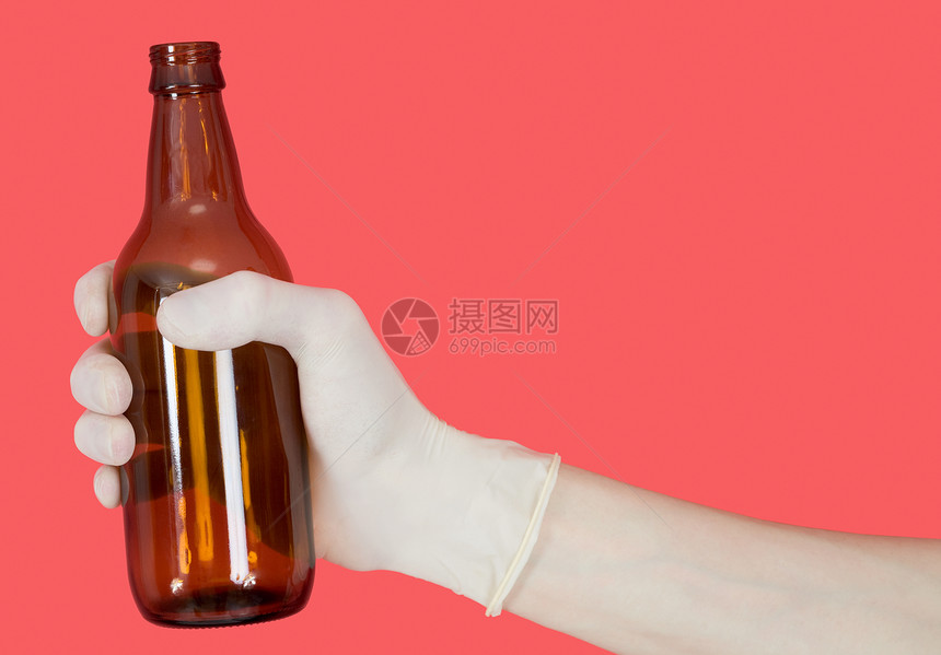 瓶装在手头啤酒棕色玻璃手套红色脖子图片