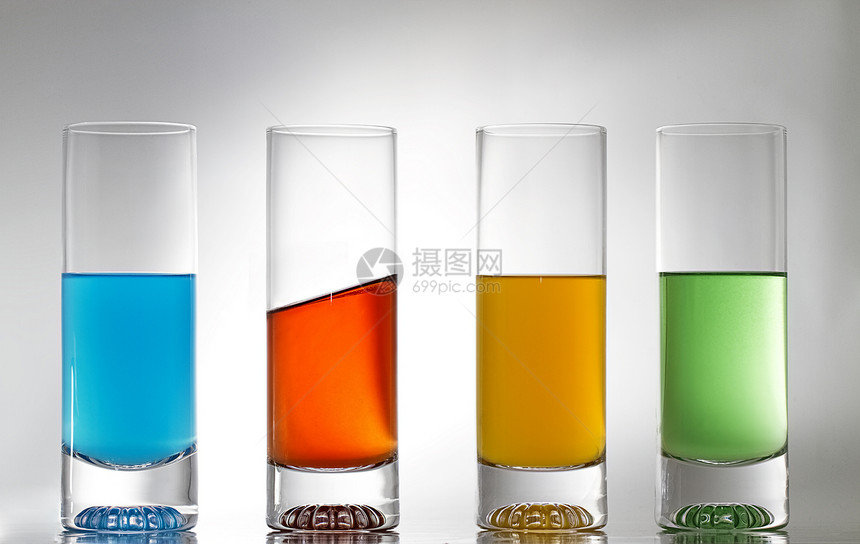 一个是不同的柠檬玻璃液体蓝色红色覆盆子绿色水果饮料酒精图片