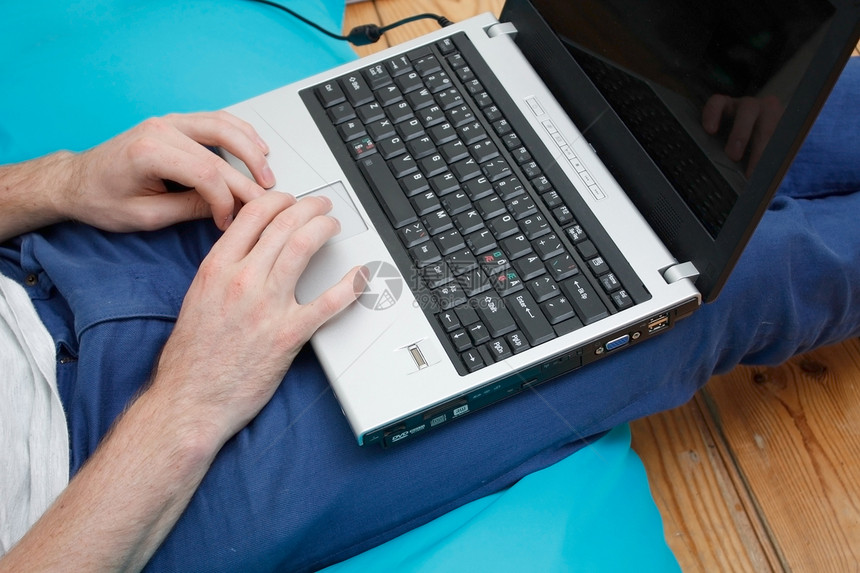 配备膝上型电脑的青少年伙计工作男性男生冲浪男人鸟类蓝色写作笔记本图片