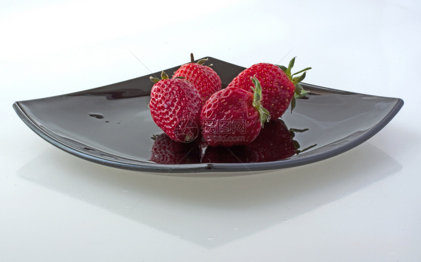 草莓水果食物白色红色黑色甜点图片