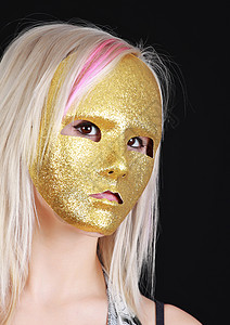戴面罩的金发金发女孩背景图片
