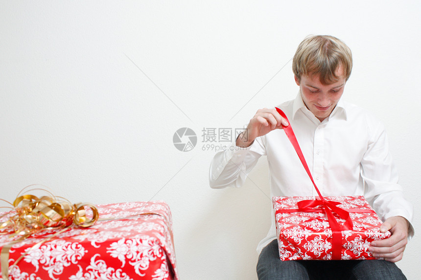 有现身男子男性展示红色丝带礼物季节性男生摄影男人微笑图片