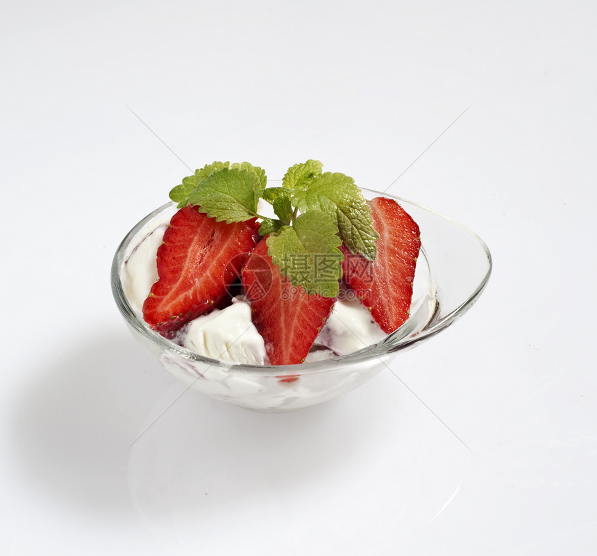 加浆果的冰淇淋绿色红色时令甜点黑色覆盆子饮食玻璃水果食物图片