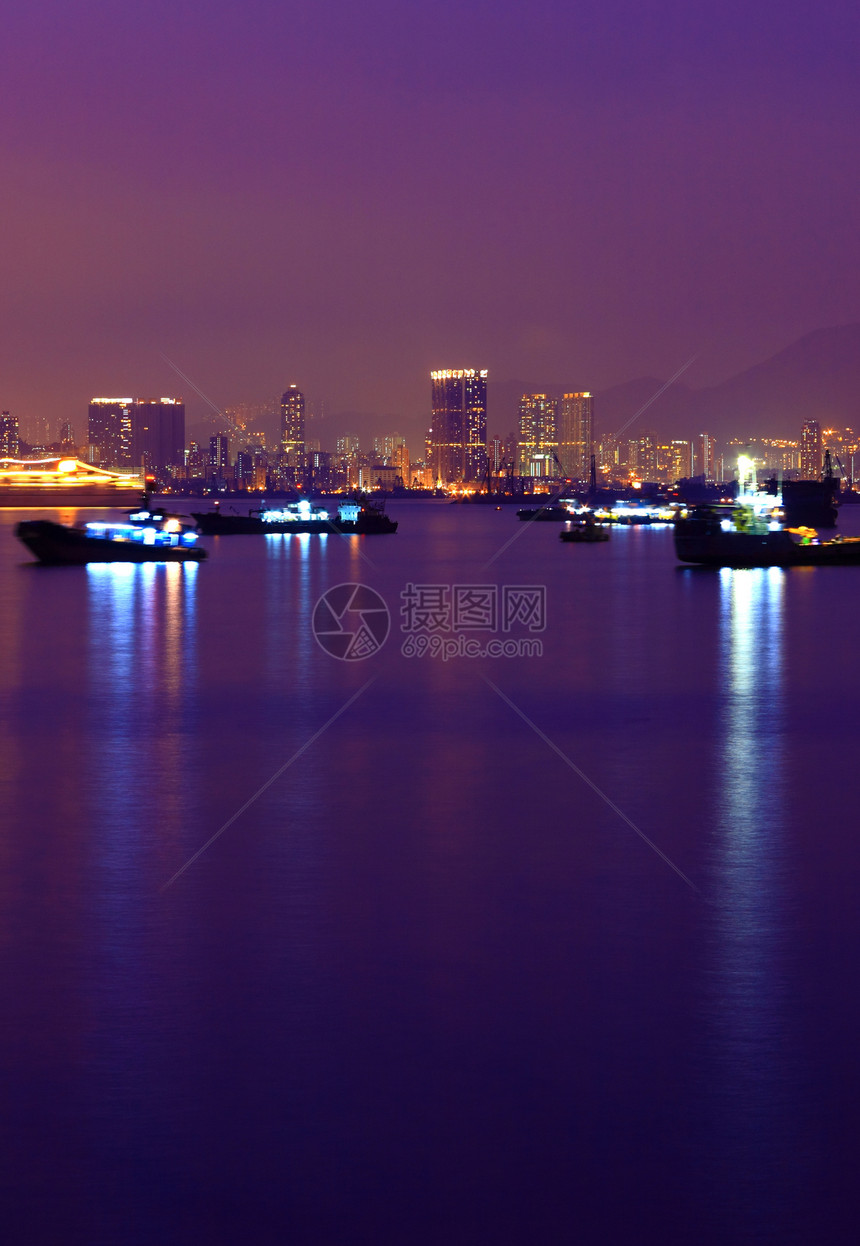 夜间乘船 在港中沉思;图片