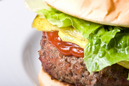 泡菜汉堡汉堡时间绿色食物蔬菜炙烤午餐面包白色牛肉棕色芝麻背景