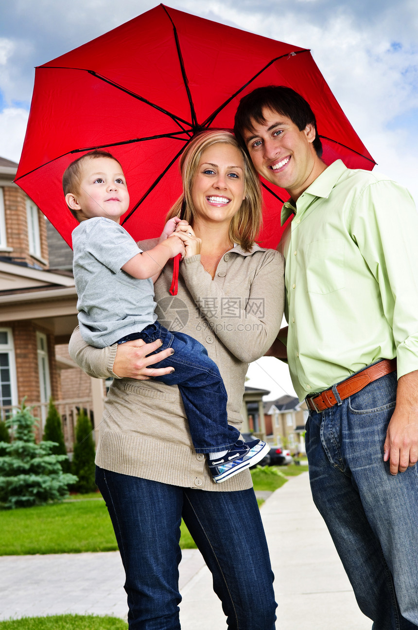 带伞的幸福家庭图片