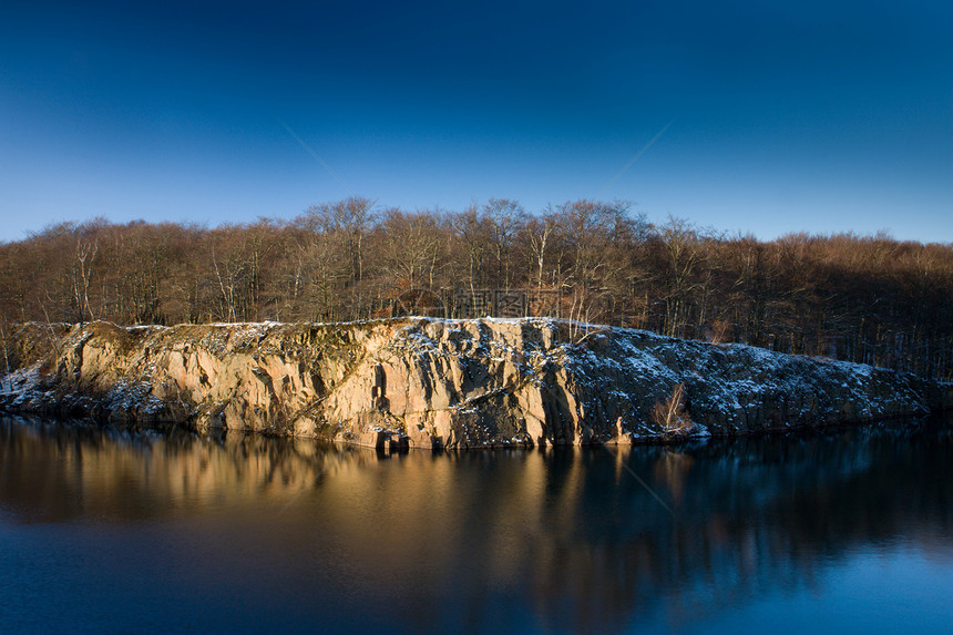 落岩海岸镜像森林岩石乡村树木海滨季节白色悬崖反射图片