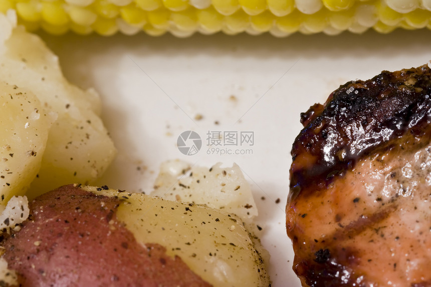 晚饭时间厨房盘子玉米烧烤烹饪食物饮食红色炙烤皮肤图片