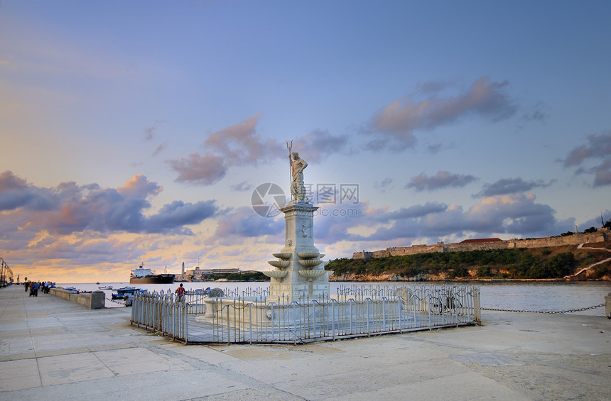 哈瓦纳湾入口的海王星雕像图片
