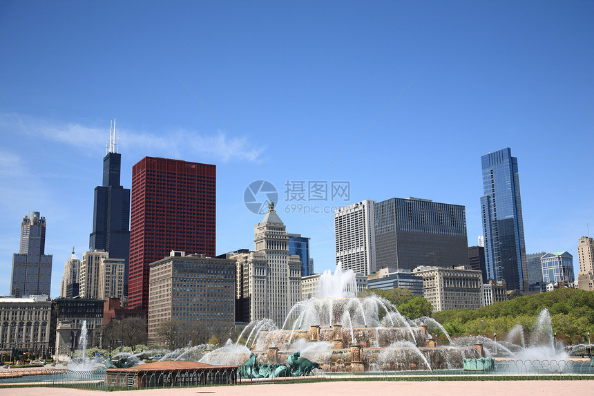 芝加哥天线和不老泉蓝色建筑物树木地标天空建筑学公园摩天大楼旅行白金汉图片