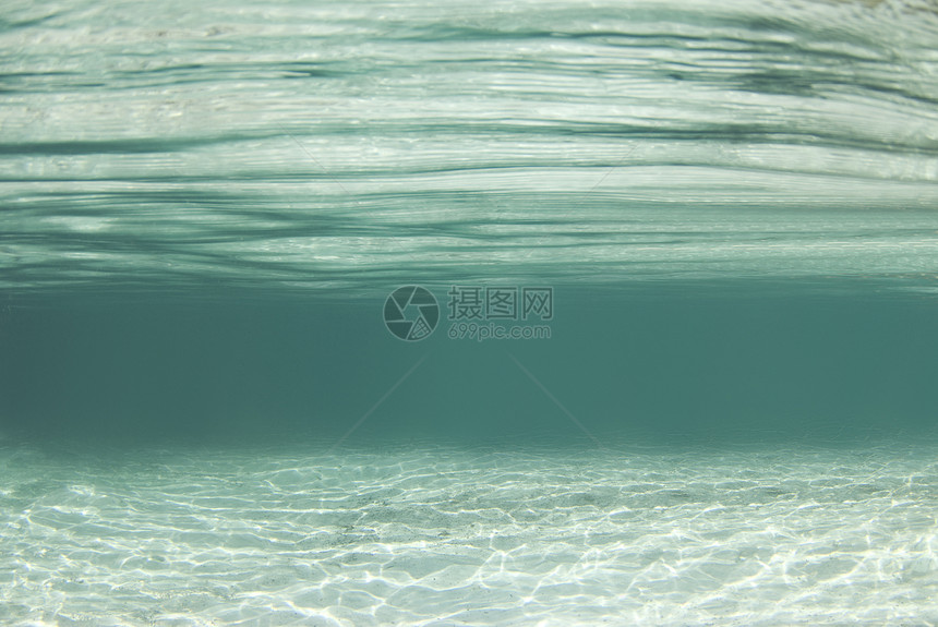 水晶河蓝色海浪泉水水景波纹淡水阳光绿色水面图片