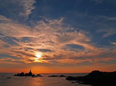 泽西岛的Corbiere灯塔半岛冲浪海峡场景渠道海岸旅行英语海洋背景图片