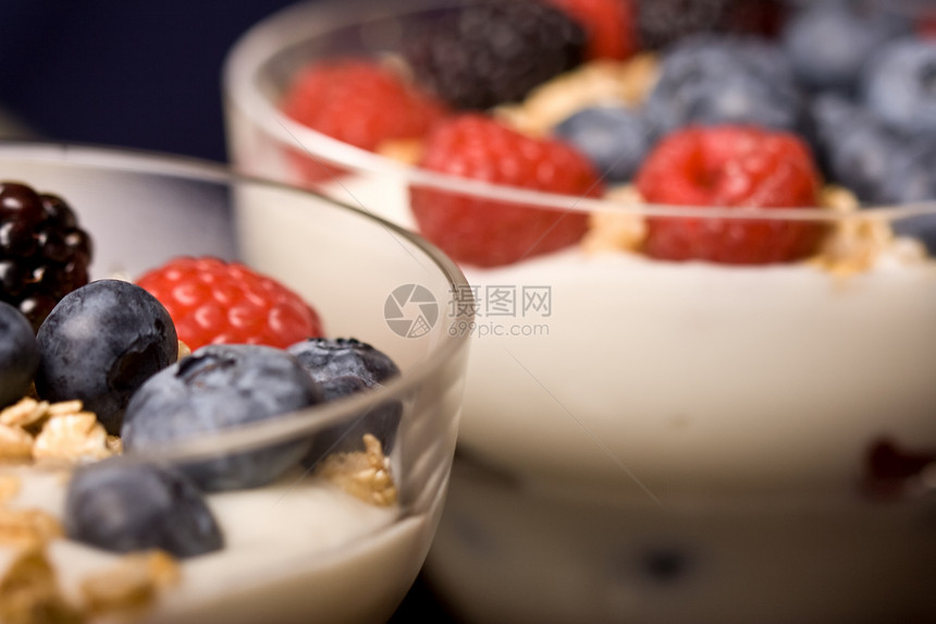 新鲜水果酸奶浆果覆盆子图层生产早餐奶油鞭打甜点玻璃图片
