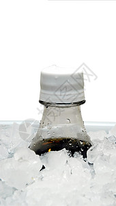 冰上的苏打水汽水瓶子五物冷却器苏打淬火白色口渴可乐背景图片