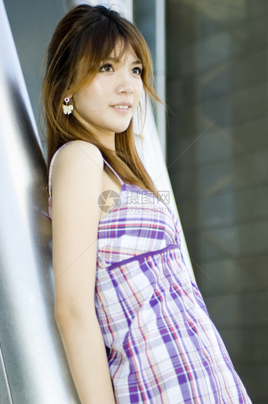 可爱的中国女孩衬衫青年短裤女孩城市青少年少女图片