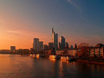 法兰克福的天线天际日落摩天大楼访客银行反射建筑平台蓝色旅行背景图片