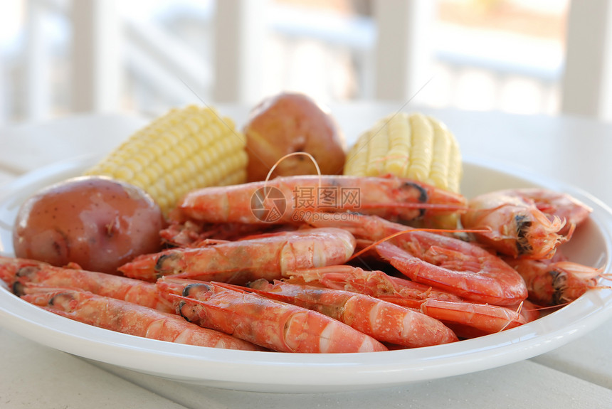 与玉米一起的皇家红虾海鲜食物尾巴蔬菜用餐贝类晚餐土豆美食棒子图片