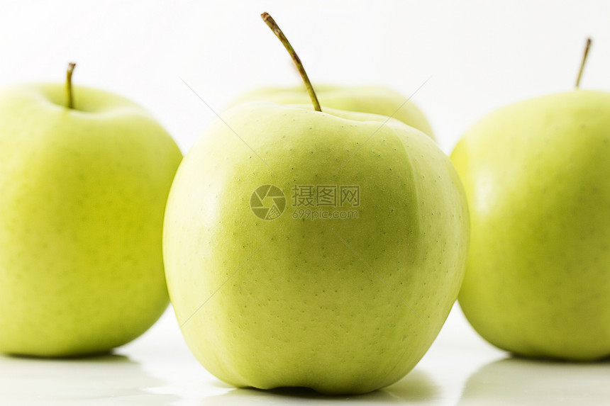 一个绿色苹果在三个前图片