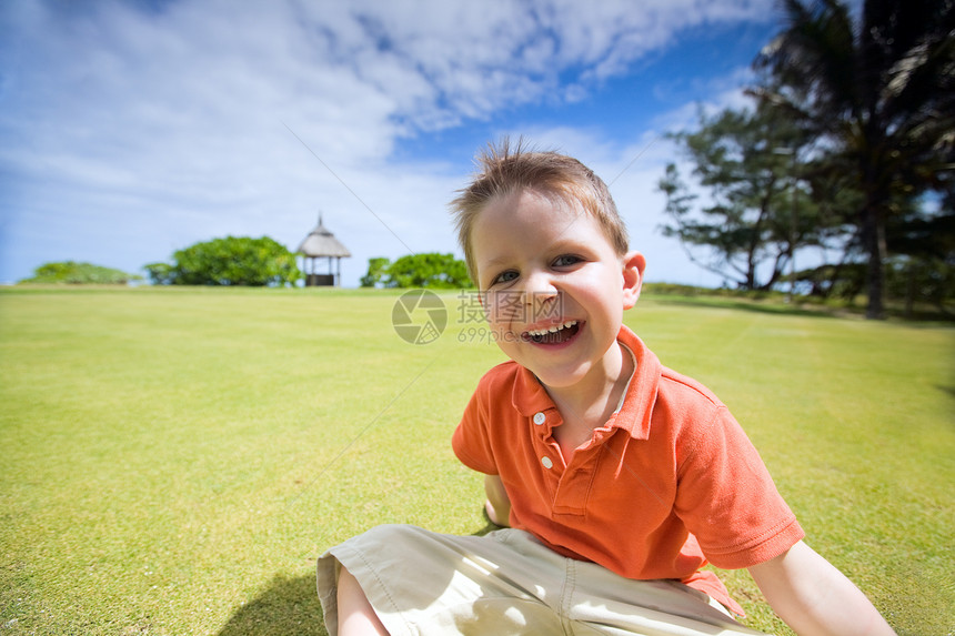 户外儿童快乐假期乐趣童年绿色蓝色草地享受喜悦孩子天空图片
