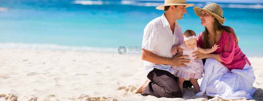 家庭假期微笑热带海滩全景孩子闲暇女孩女儿男人爸爸图片