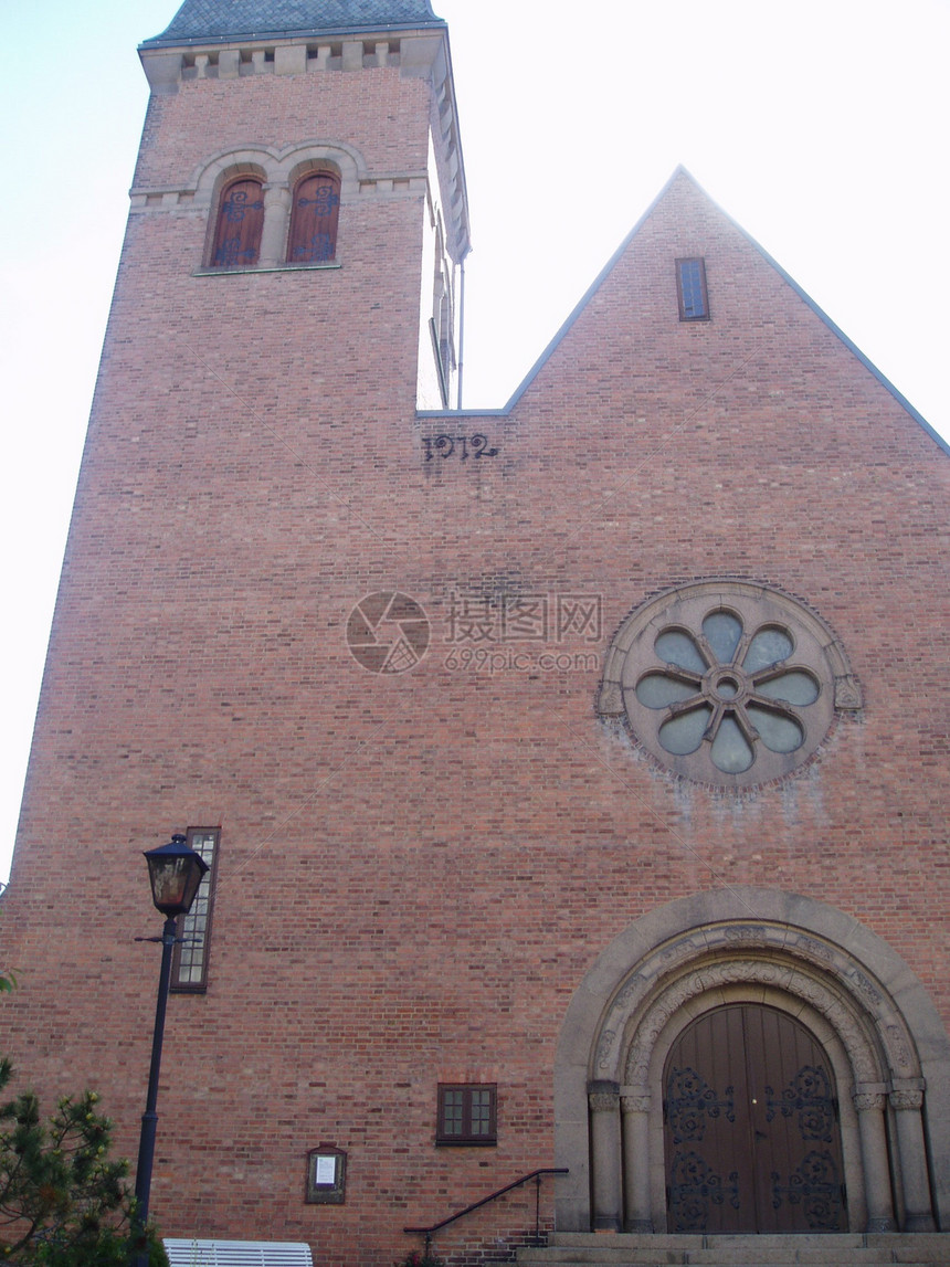 带有塔塔的砖头教堂前图片
