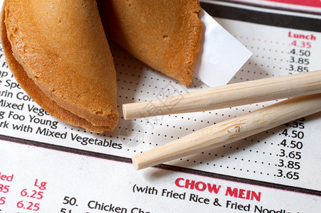 中国餐饮菜单 配有筷子和幸运饼干背景图片