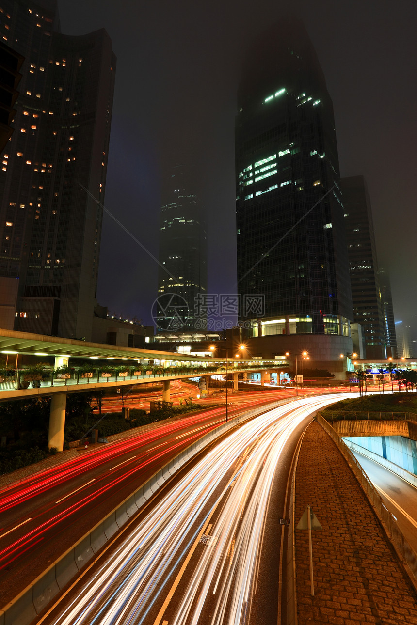 夜间城市交通流的模糊尾巴运输街道车道驾驶夜生活旅行市中心速度交通图片
