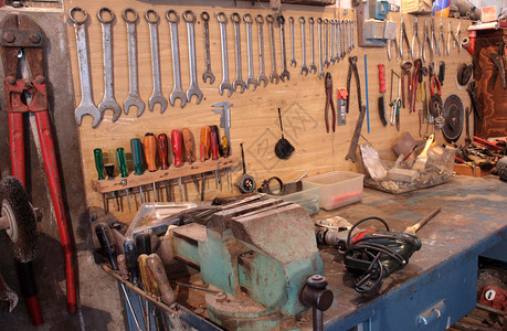 研讨会讲习班活动作坊锤子桌子工作台劳动工具螺丝刀背景图片