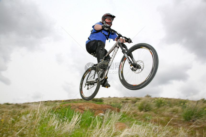 山地领山者天空运动活动坡道头盔男人车手蓝色青年自行车图片