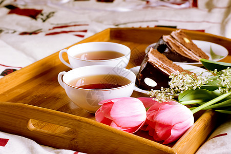 上午茶茶郁金香勺子玻璃枕头红色丝带粉色蛋糕食物房间背景图片