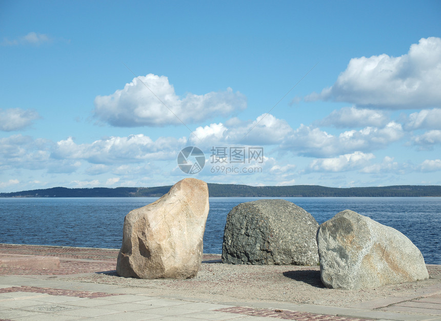 石头和湖泊图片