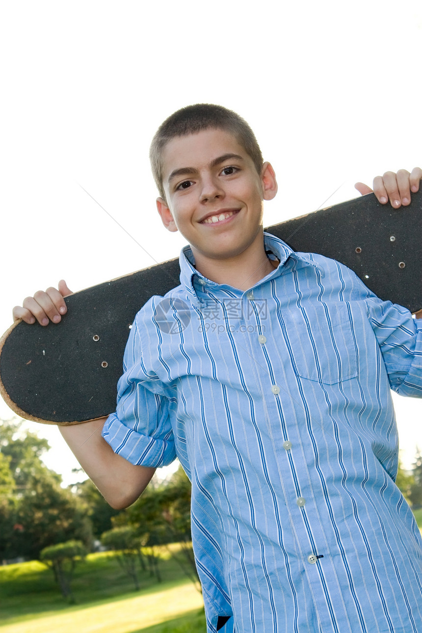使用他的滑板的青少年图片