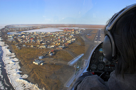 降落到北极村背景图片