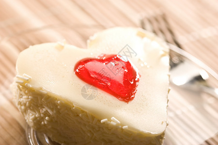 花边蛋糕红色奶油甜味白色盘子食物甜点糖果背景图片