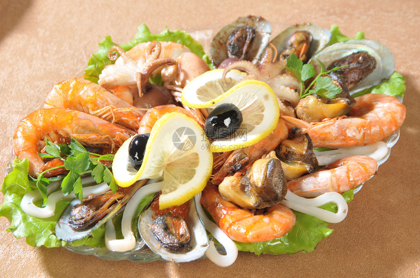 海食沙拉盘子芹菜影棚摄影贝类柠檬乌贼螃蟹水平午餐图片