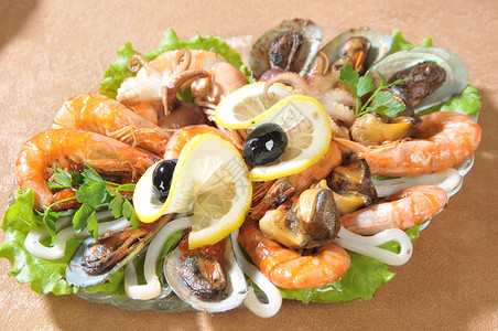 海食沙拉盘子芹菜影棚摄影贝类柠檬乌贼螃蟹水平午餐背景图片