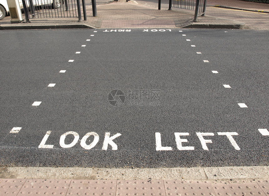 向左看安全驾驶斑马警告英语交通运输街道穿越过境图片