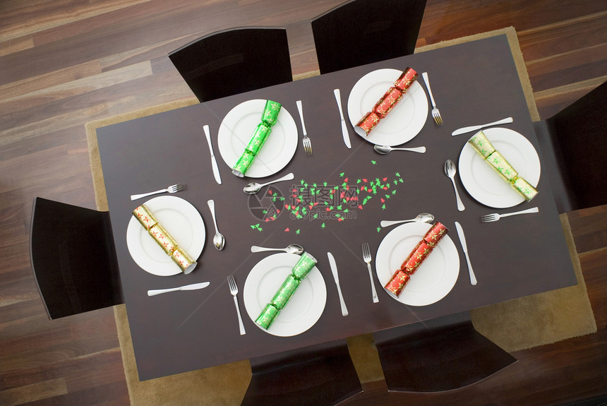 圣诞节晚宴桌盘子地面红色木头勺子桌子刀具饼干视角椅子图片