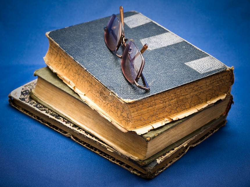 旧书堆配饰手册蓝色字典智慧图书馆文学团体镜片学习图片