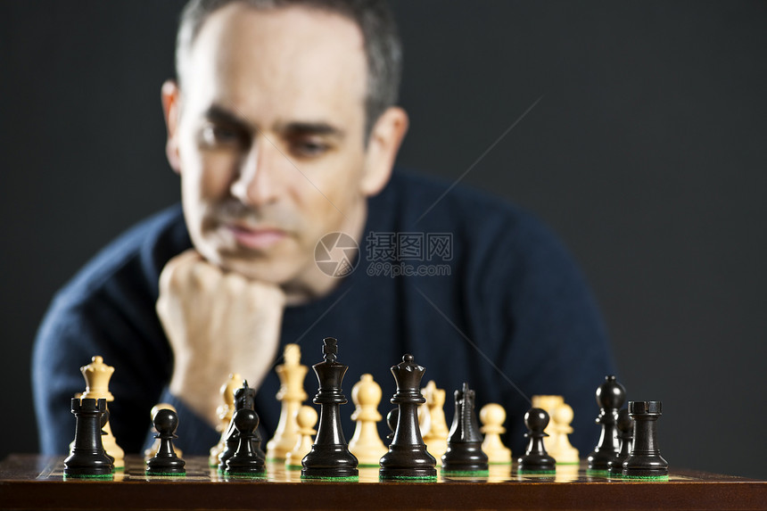 人下象棋玩家思维专注沉思女王成人挑战者拳头棋盘思考图片