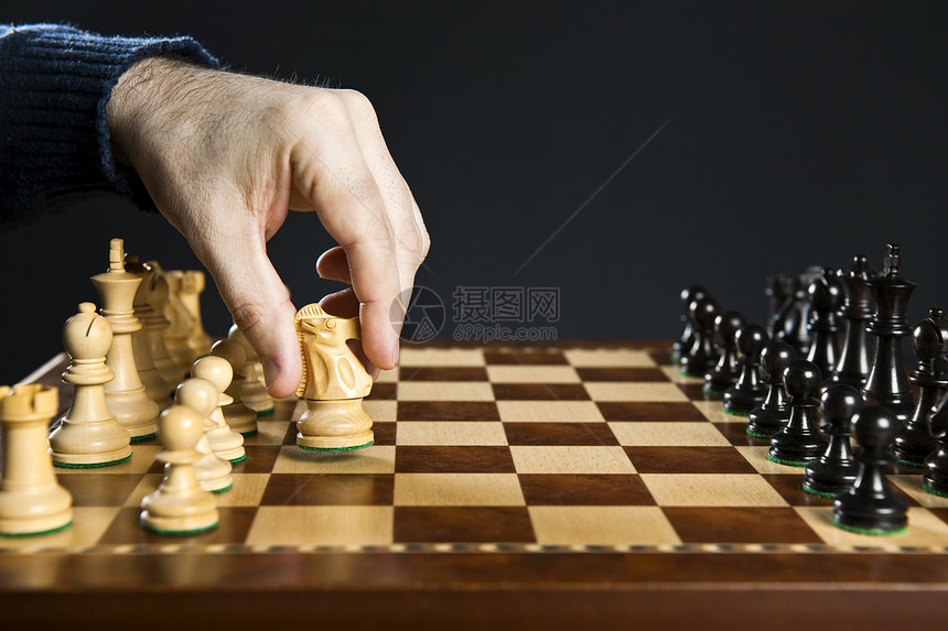 象棋棋盘上的手动骑士手指挑战性木板木头竞争者白色竞赛黑色挑战者乐趣图片