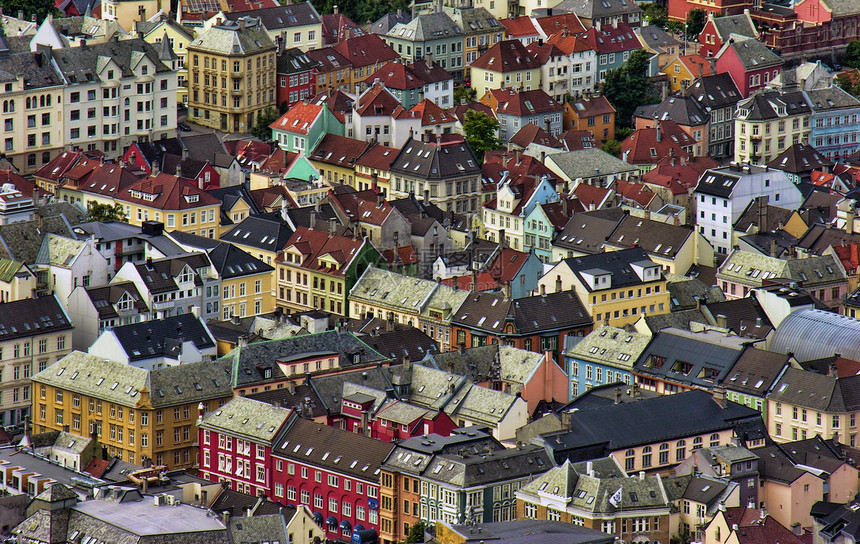挪威卑尔根建筑结构晴天游客城市蓝色房子建筑物爬坡天空全景木头图片