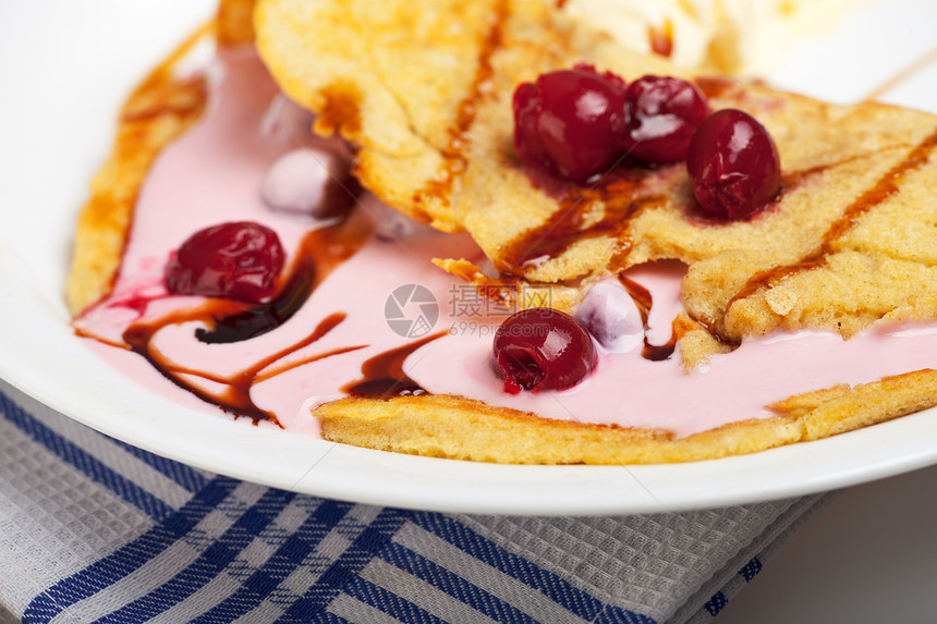 煎蛋卷加樱桃酱和香草冰小吃黄色饼子宏观红色糖浆水果奶油盘子甜点图片