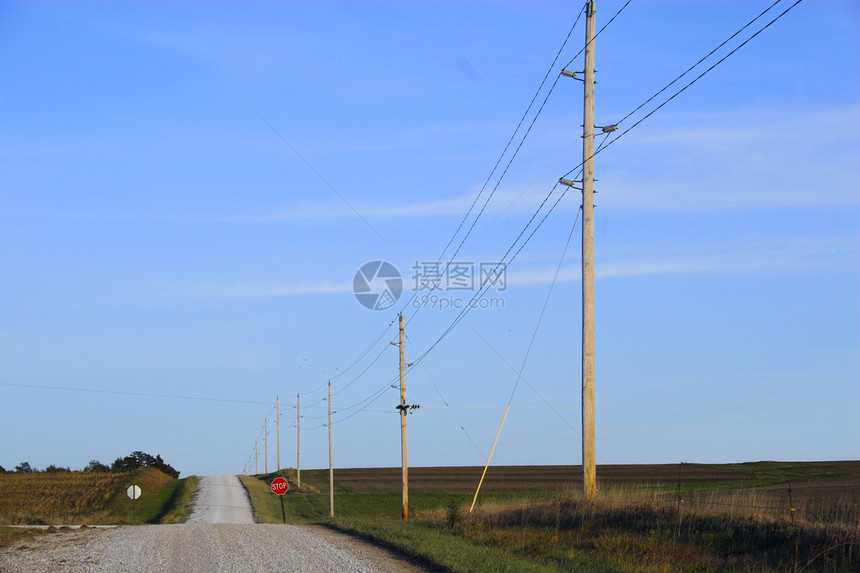国家公路旅游地平线麦田旅行驾驶农村天堂小路风景假期图片