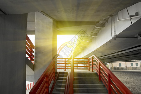 在混凝土公路桥下面的楼梯上 有纵列石头城市音乐会沥青红色灰色景观岩石港口运输背景图片