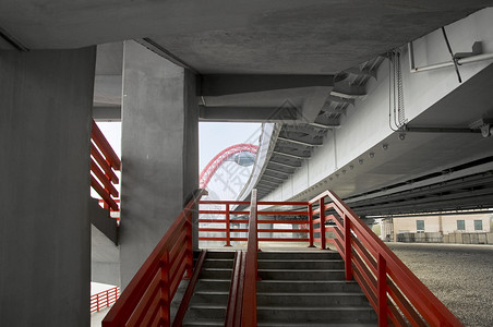 在混凝土公路桥下面的楼梯上 有纵列岩石灰色景观红色建筑运输旅行港口栏杆石头背景图片