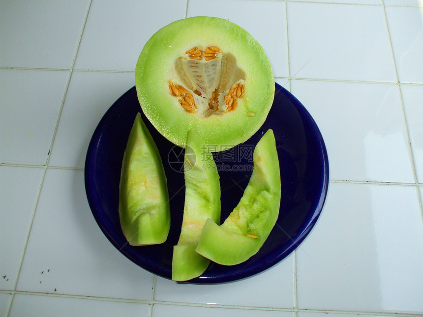 蜂蜜甜瓜种子绿色拼盘白色黄色果汁桌子甜点水果盘子图片