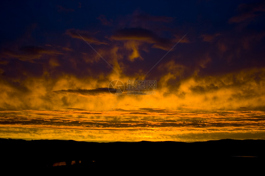 烈日日落魔法场地多云阳光黄色橙子红色季节天空天堂图片