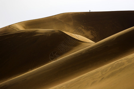 在沙丘中徒步高清图片